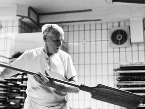 Backstube der Bäckerei Roth - Karl-Josef beim einschieben der Brote in den Backofen