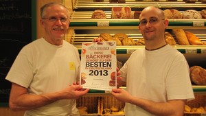 Mario und Karl-Josef Roth mit der Feinschmecker-Auszeichnung für die Bäckerei Roth, Oberbrechen